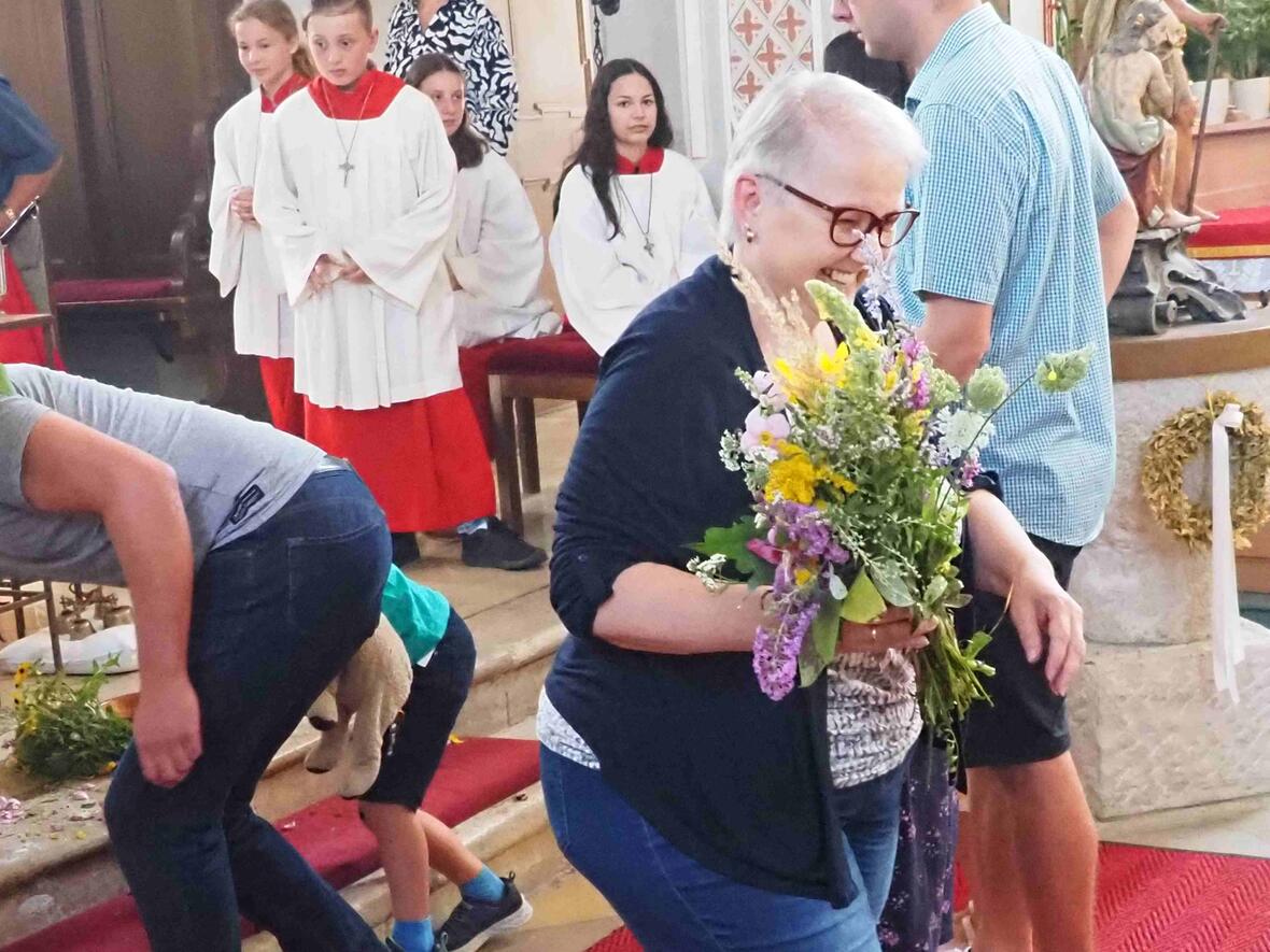 Gegen eine Spende konnten die Kräuterbuschen erstanden werden.