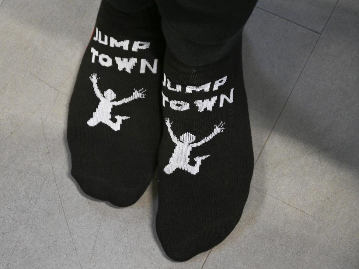 Das sind die JumpTown Socken an den Füßen von? Wer errät es?