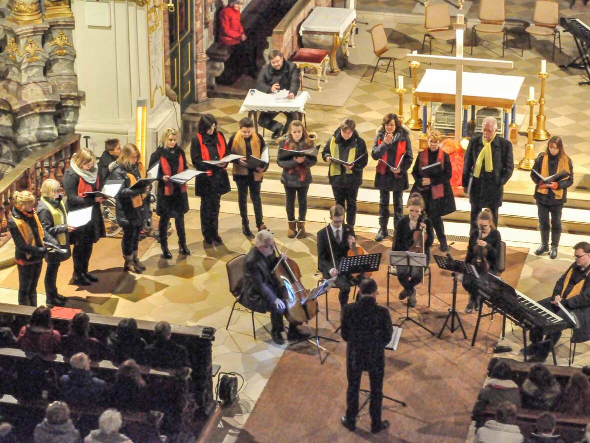 2016: Monika singt im Chor Leuchtfeuer,