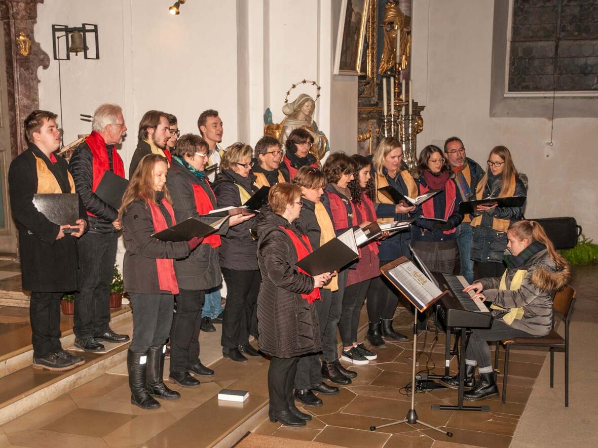 2018: Monika spielt ePiano beim Chor Leuchtfeuer