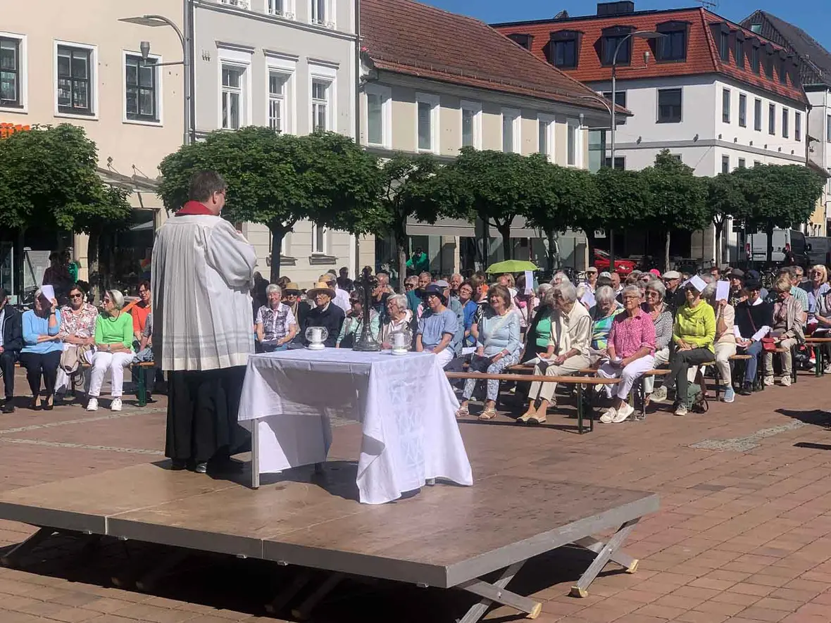 Pfarrer Dominic Leutgäb predigt über Leben und Liebe