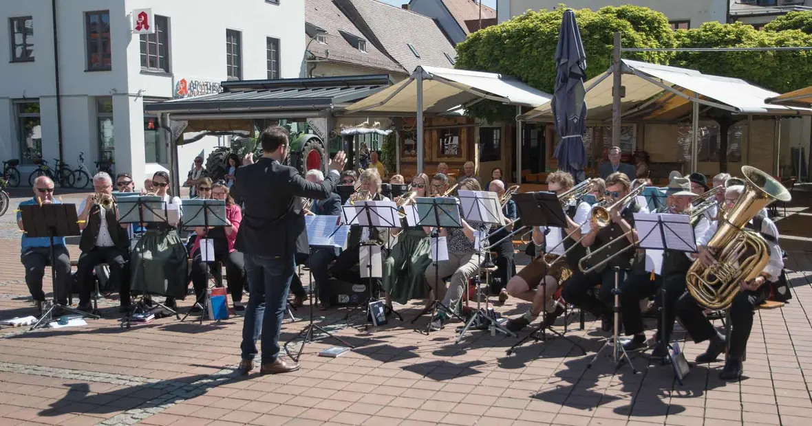 Der Projektposaunenchor mit dem Dirigenten Tobias Kraft, Christuskirche