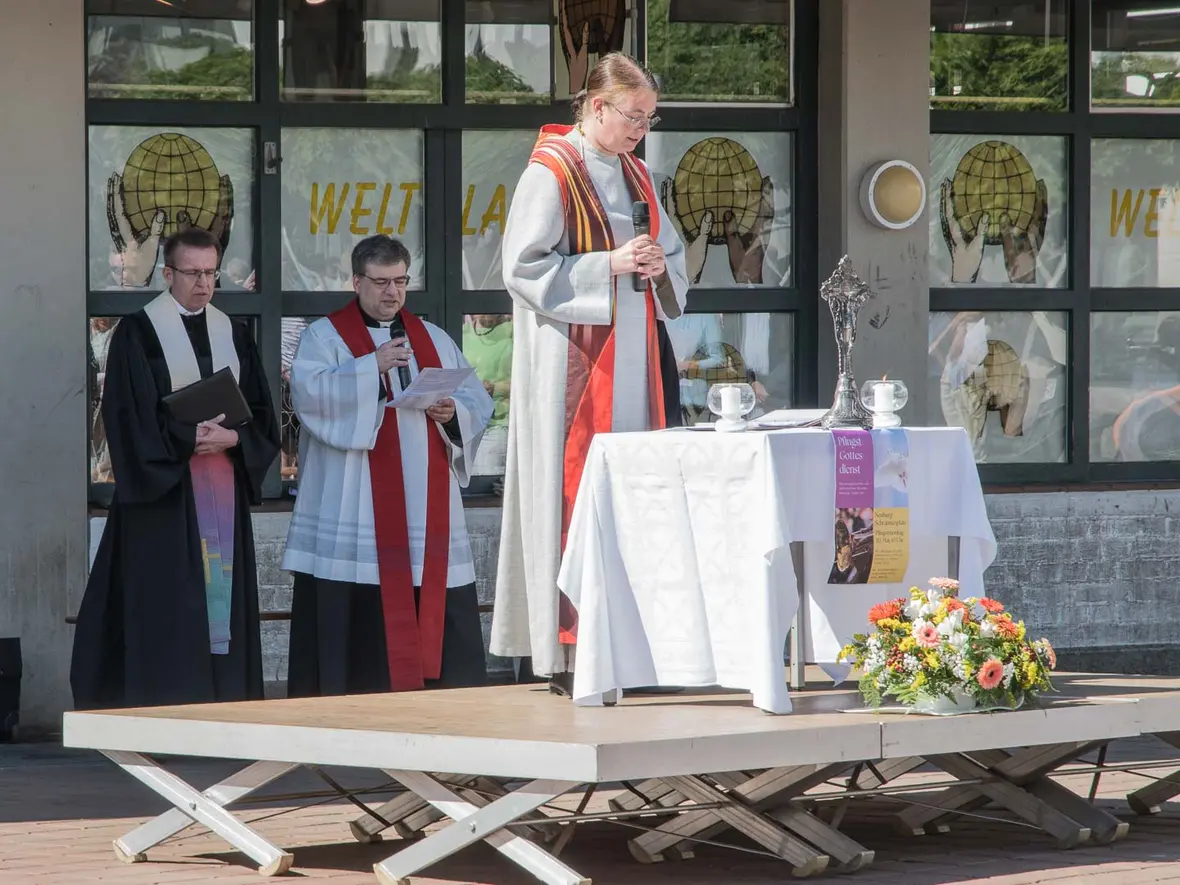 Diakonin Simone Scheffels, Christuskirche, betet mit der Gemeinde Psalm 111, 24-29: Frauen und Männer im Wechsel