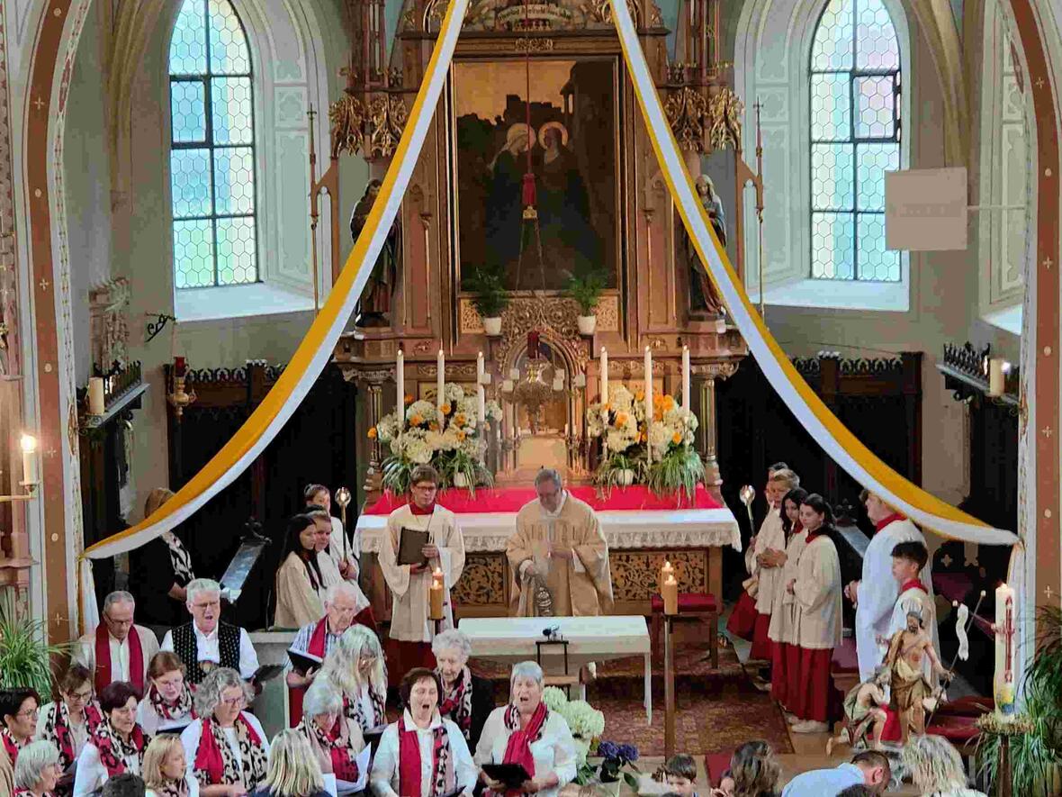 Kirchenchor und Kindergartenkinder sangen gemeinsam.
