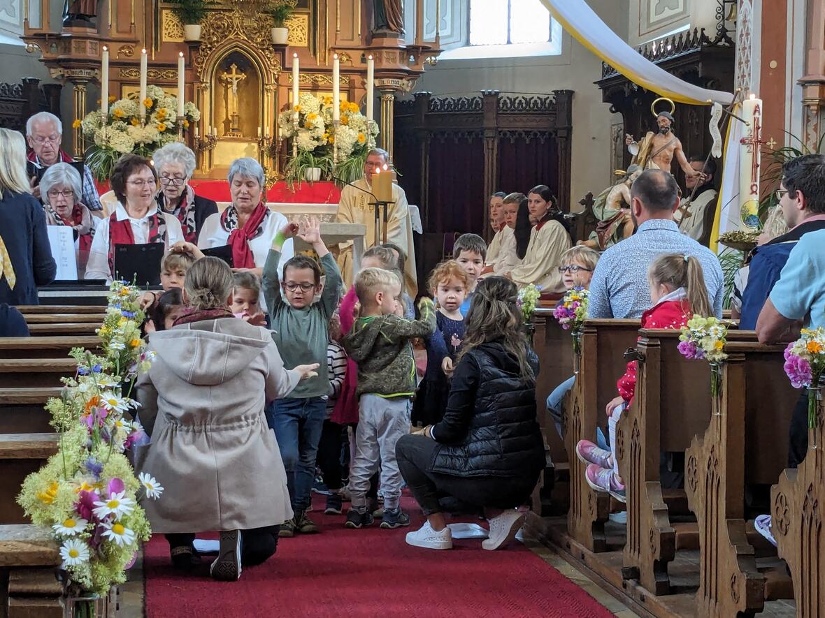 Unterstützt von den Betreuerinnen des Kindergartens waren auch die Kleinen voll dabei.