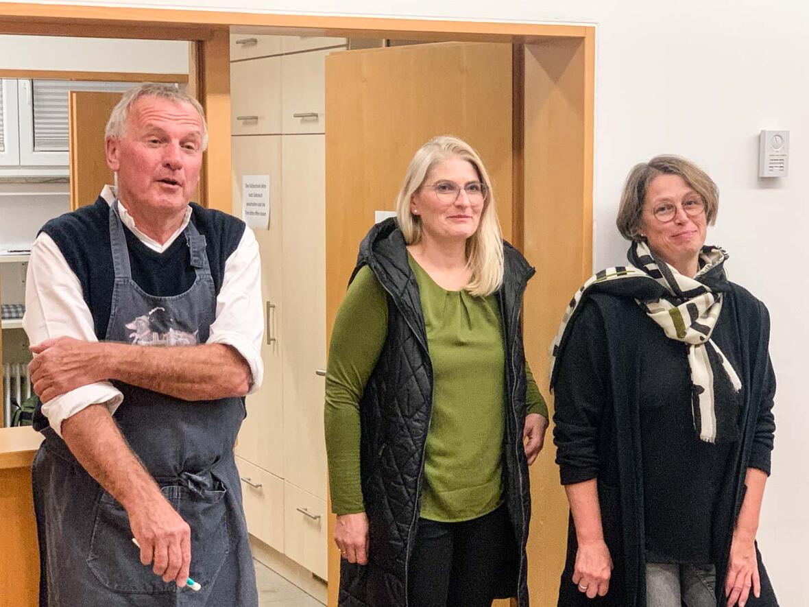 Nicht mehr vollzählig das Serviceteam. Pfarrer Kohler lädt zu einem Essen ein, Hans schlägt die übrigen Bauernwürste vor.