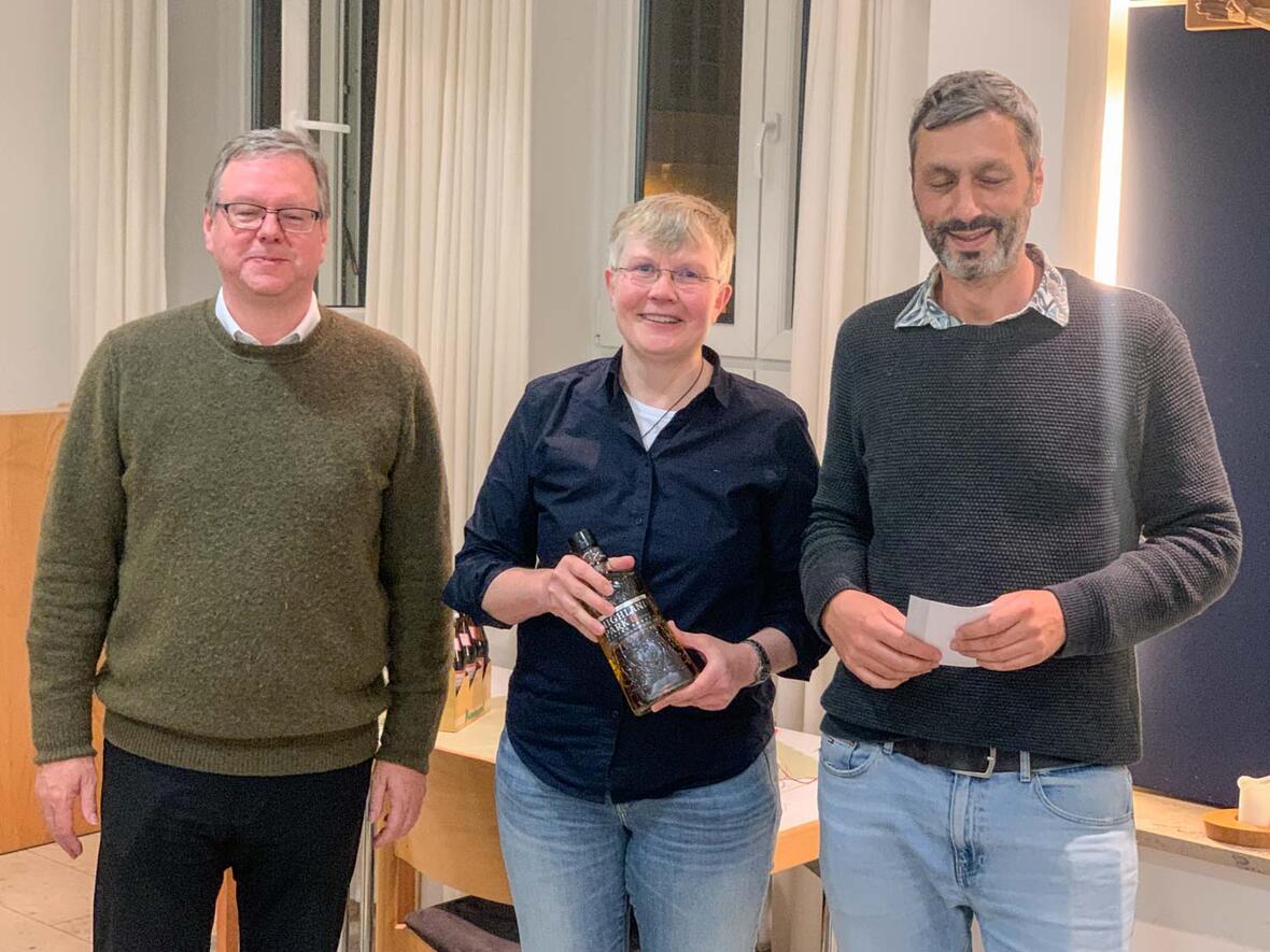 Mittendrin statt nur dabei: Christine Jann. Demutvolle Blicke von Pfarrer Kohler und Johann Schlamp, 1. Vorstand der Schafkopffreunde Neuburg