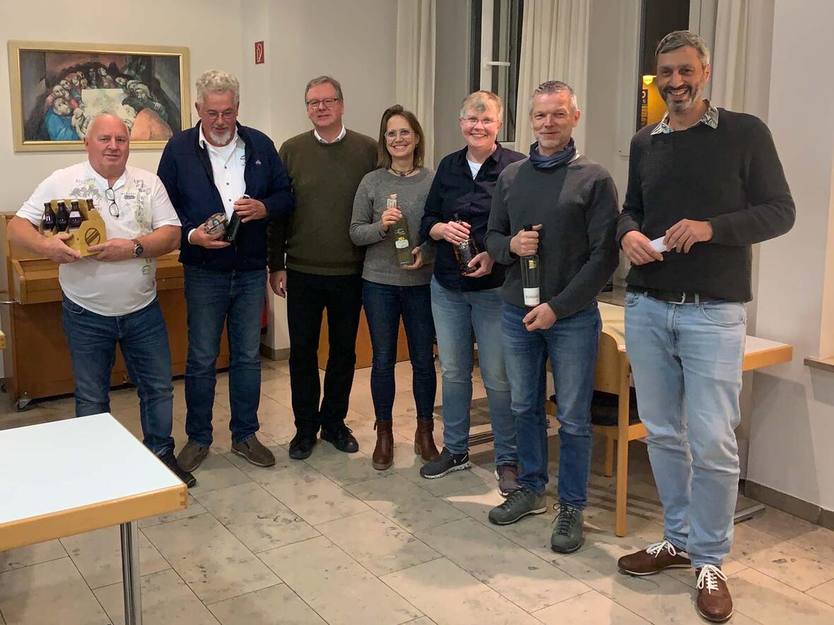 Das Siegerfoto (v. l.): Leo Heckl (Trostpreis), Peter Kaube (80 Gute), Pfarrer Kohler, Claudia Spieß (auf der Ergebnisliste und im Bild in der Mitte), Christine Jann (93) , Dieter Huber (84). Johann Schlamp
