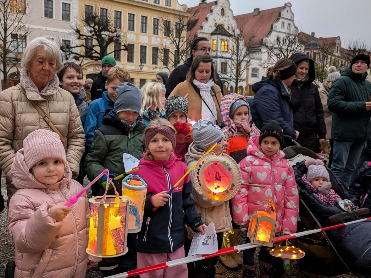 Die Kinder mit ihren vielfältigen, bunten Laternen warteten gespannt auf das Martinsspiel.