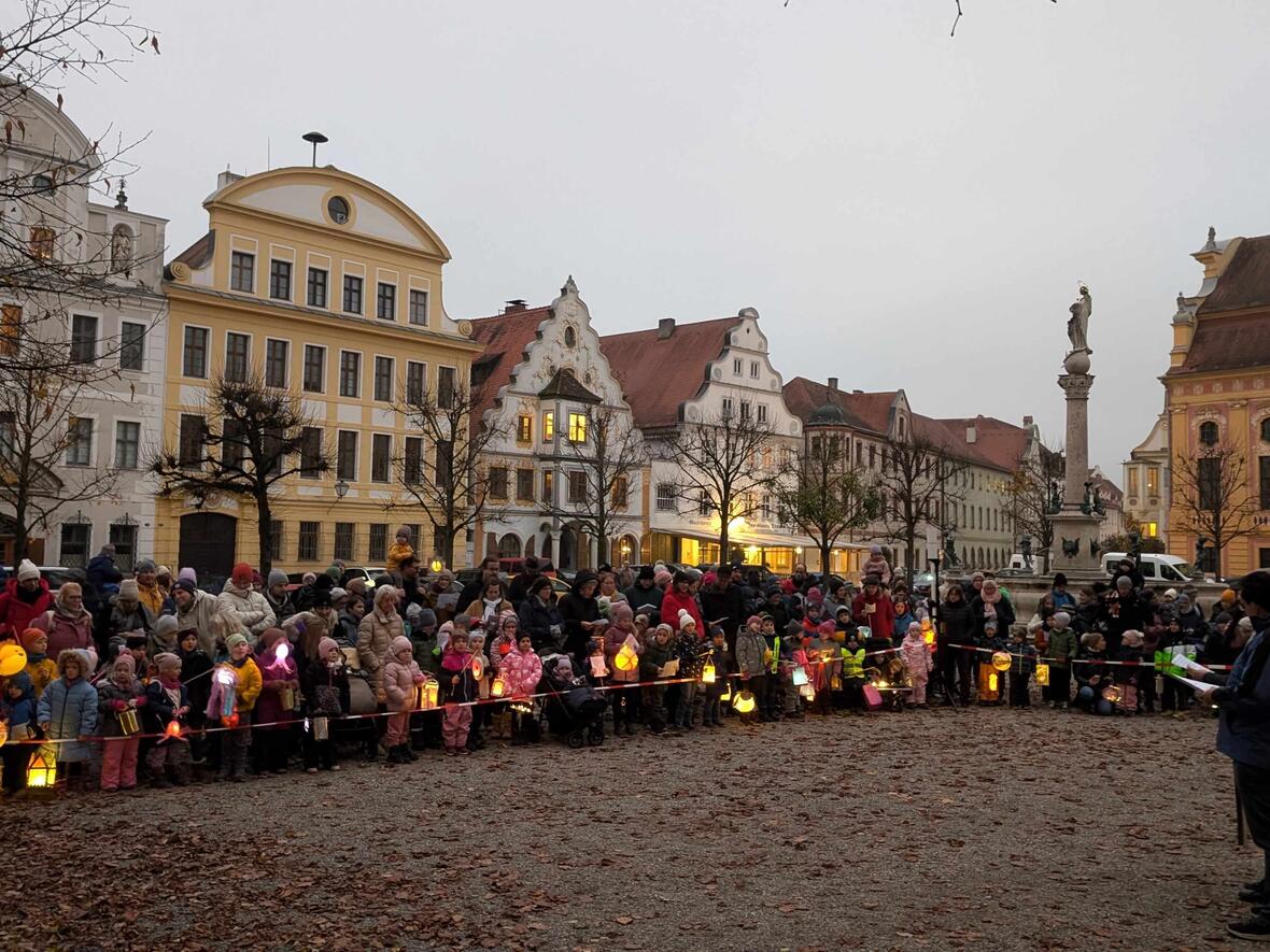 Andreas Dachs und Pfarrer Herbert Kohler begrüßten die vielen Kinder und Familien.