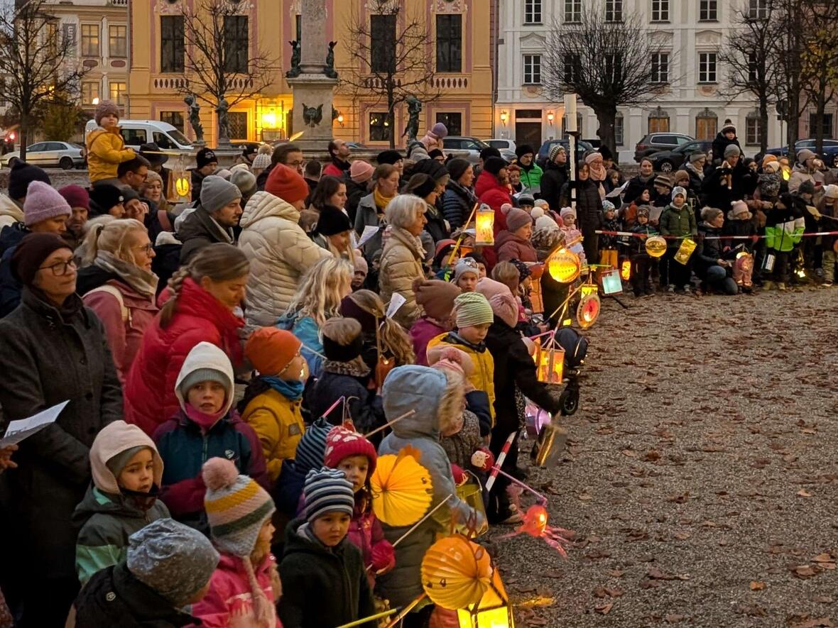 Der Karlsplatz bot eine zauberhafte Kulisse für den Martinsumzug.