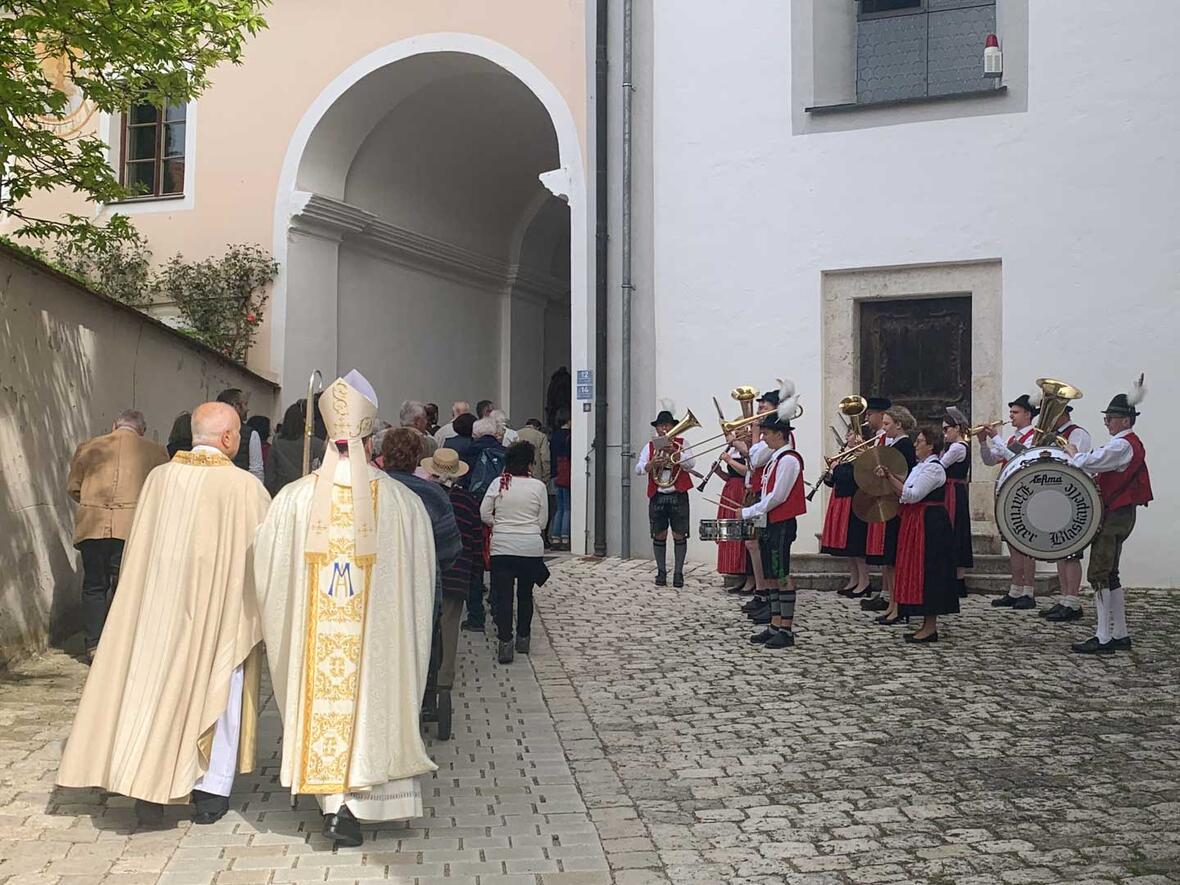 Der Augsburger Bischof folgte den Pilgern in das Münster.
