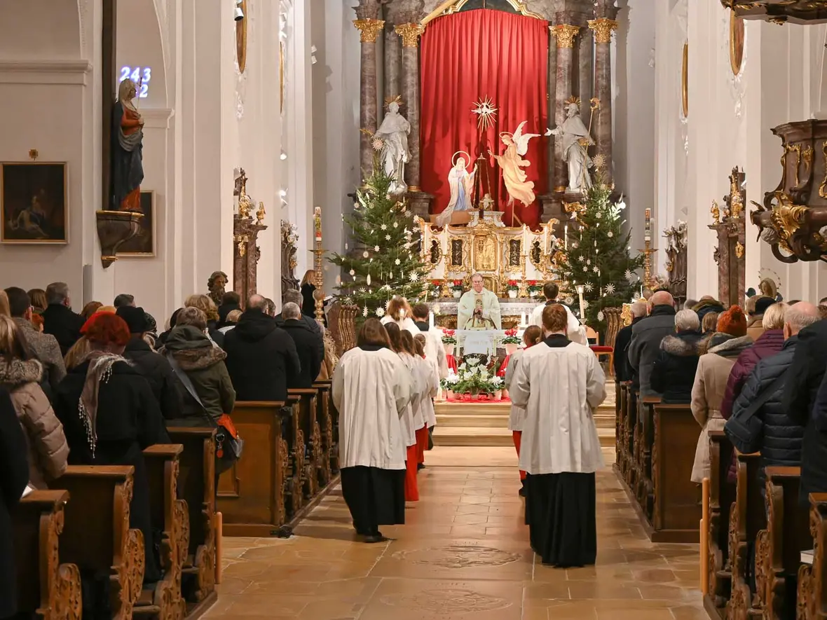 Eine große Ministrantenschar unterstützte bei der Christmette in St. Peter