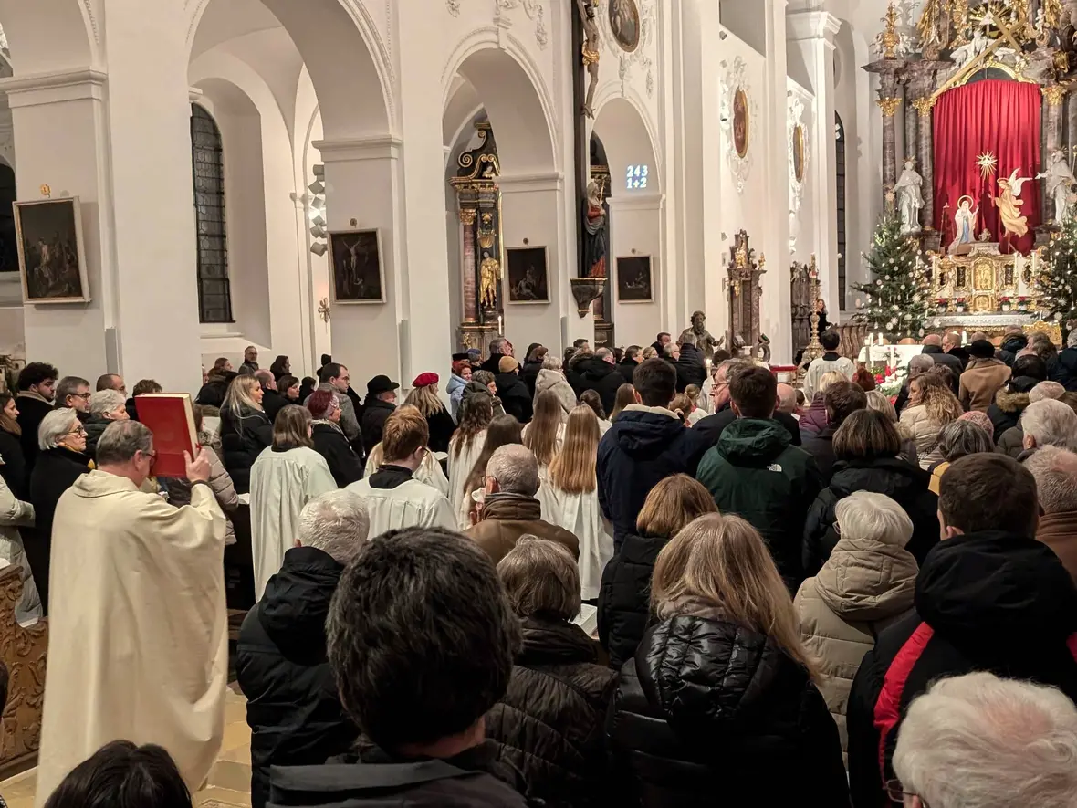 Einzug in die volle Pfarrkirche St. Peter