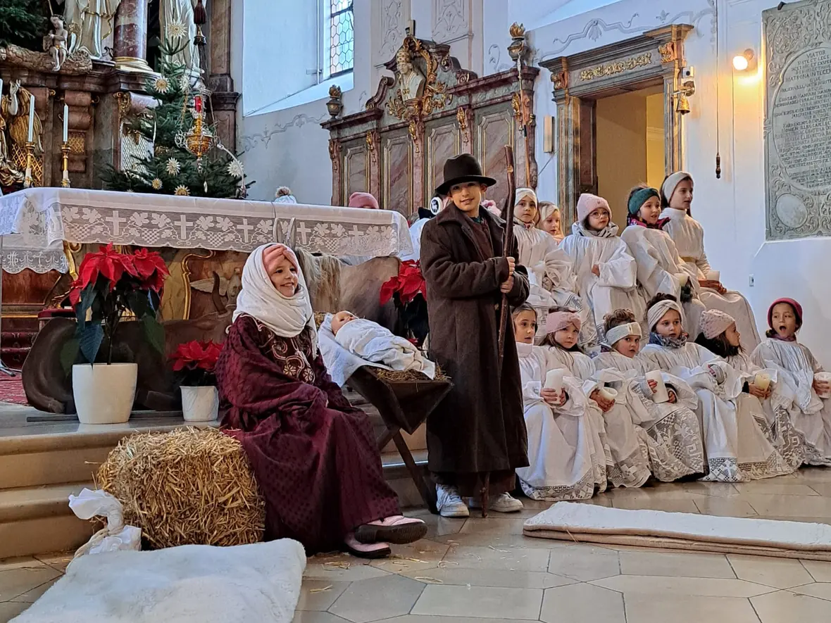 Josef und Maria strahlen, weil sie eine Bleibe gefunden haben.