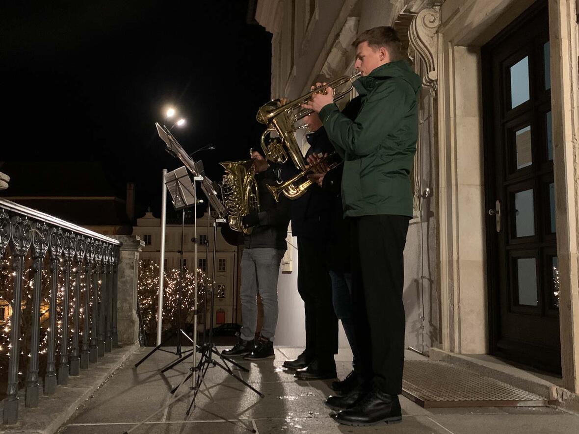 Musikalische Unterstützung von der Rathaustreppe