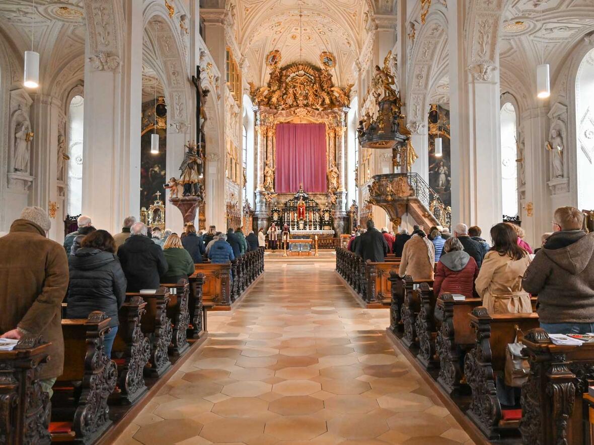 Bei der 3. Fastenpredigt wird es wieder lebendig in der Hofkirche: Prediger ist Florian Stadlmayr, Jugendpfarrer in der Region Altbayern, zukünftiger Pfarrer von Schrobenhausen