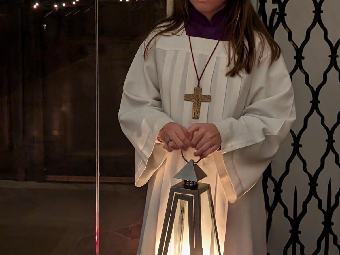 Ministrantin Katharina mit dem Licht von Bethlehem.