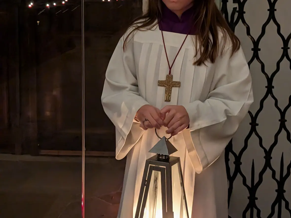 Ministrantin Katharina mit dem Licht von Bethlehem.