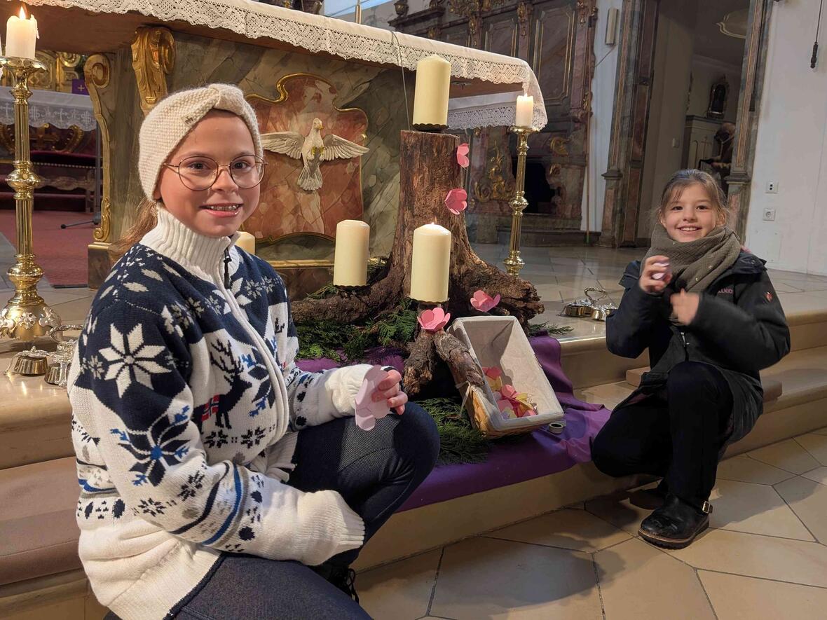 Hier holen sich zwei Mädels schon mal zwei Blüten, um ihre Ideen drauf zu schreiben.