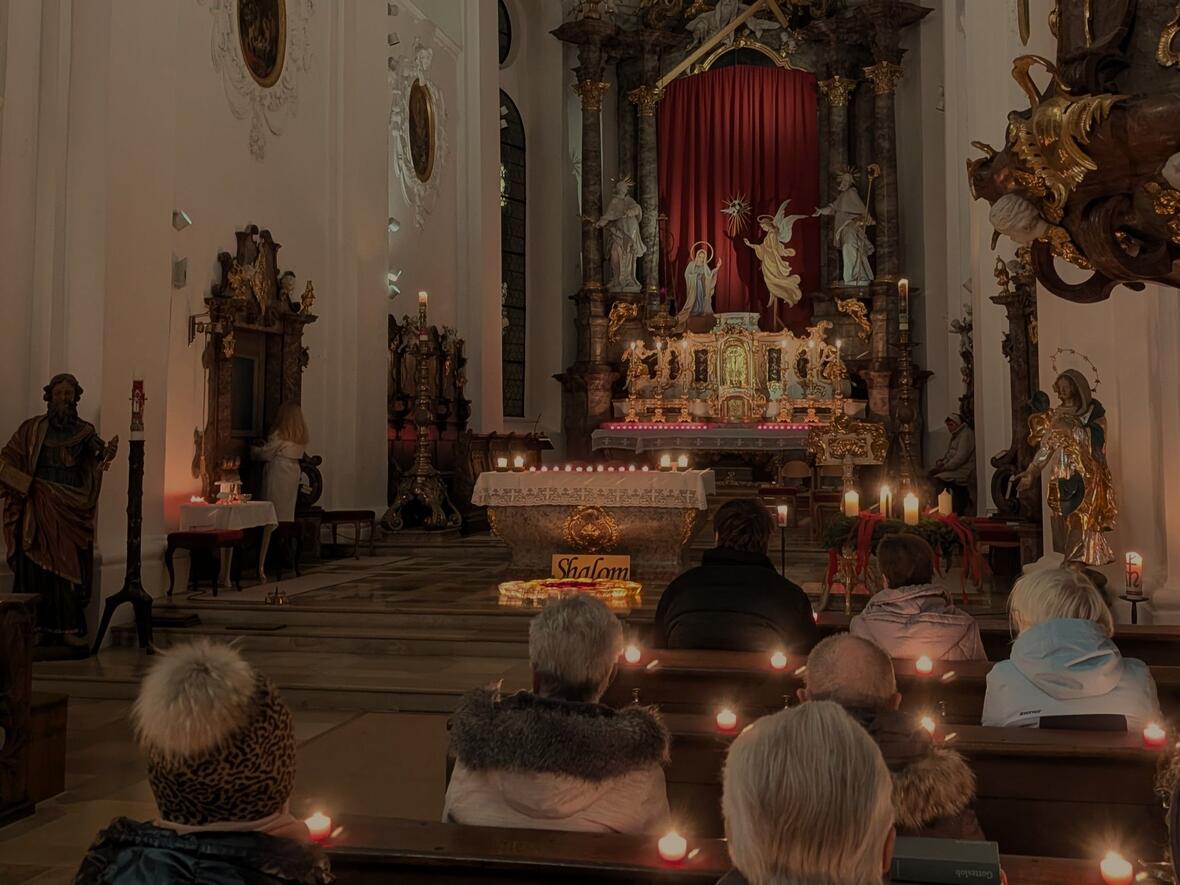 Stimmungsvolle Abendmesse bei Kerzenlicht.