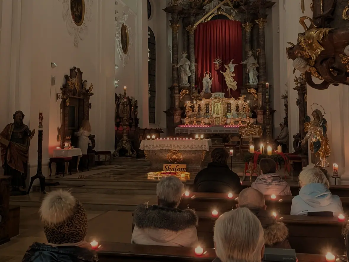 Stimmungsvolle Abendmesse bei Kerzenlicht.