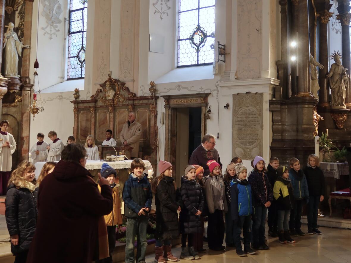 Kräftig stimmten die Kinder das EKO-Lied 2025 an: Ihr seid meine Freunde!