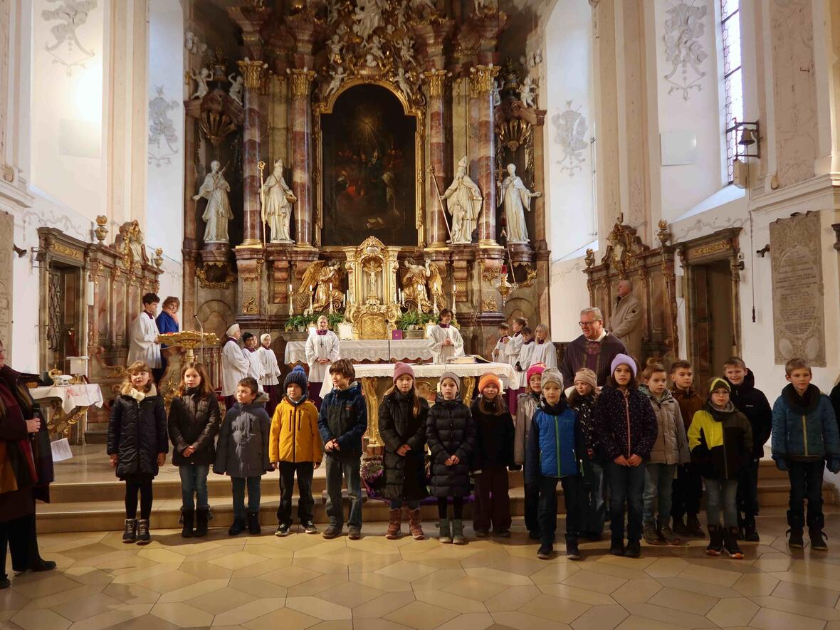 Fast alle Kommunionkinder waren bei der Vorstellung dabei.