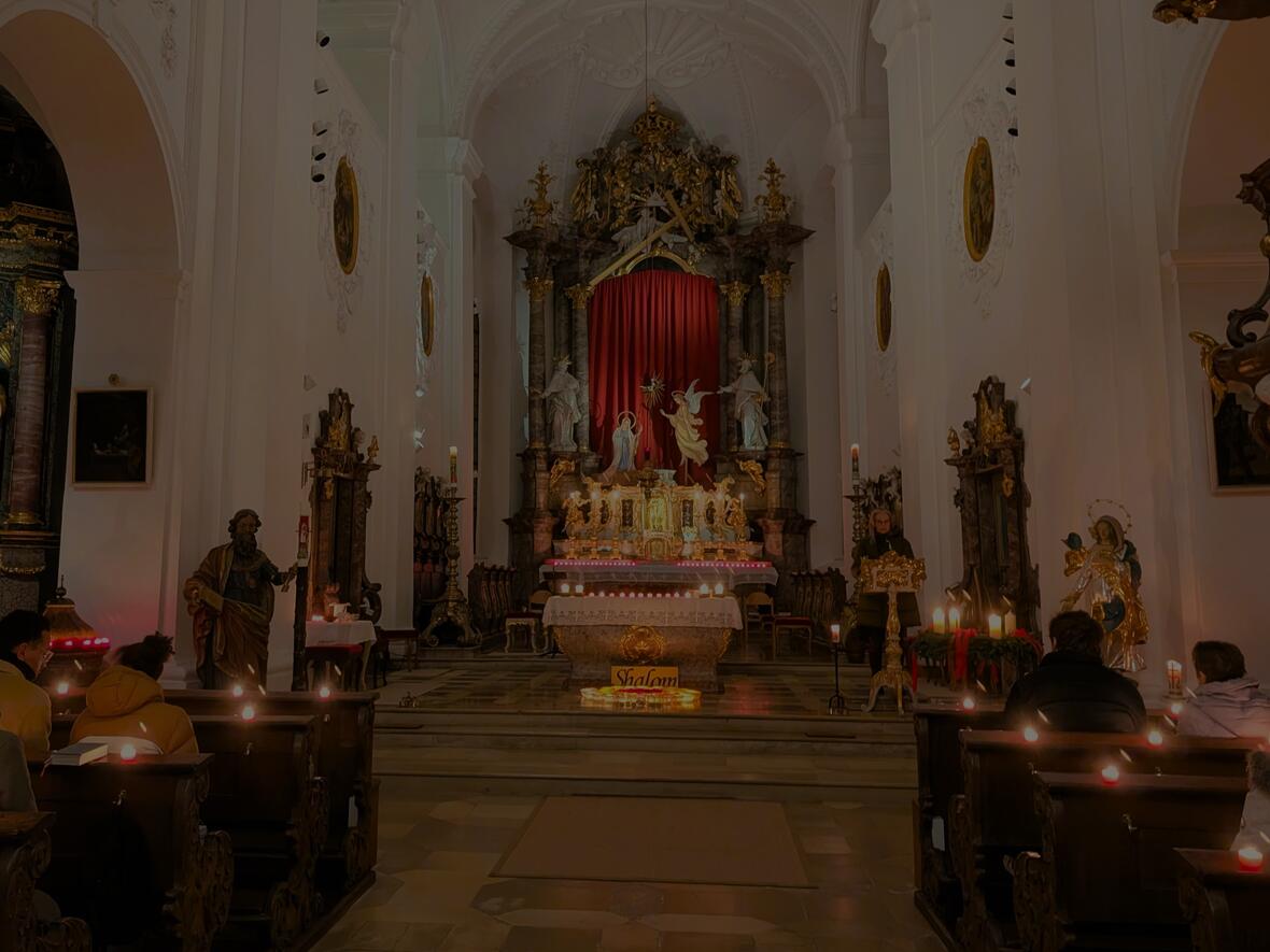 Auch der Altar wird duch Kerzenlicht erleuchtet.