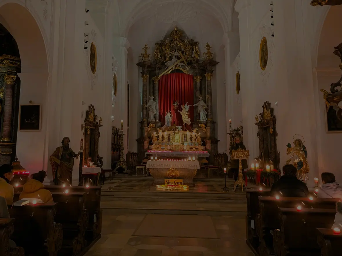 Auch der Altar wird duch Kerzenlicht erleuchtet.