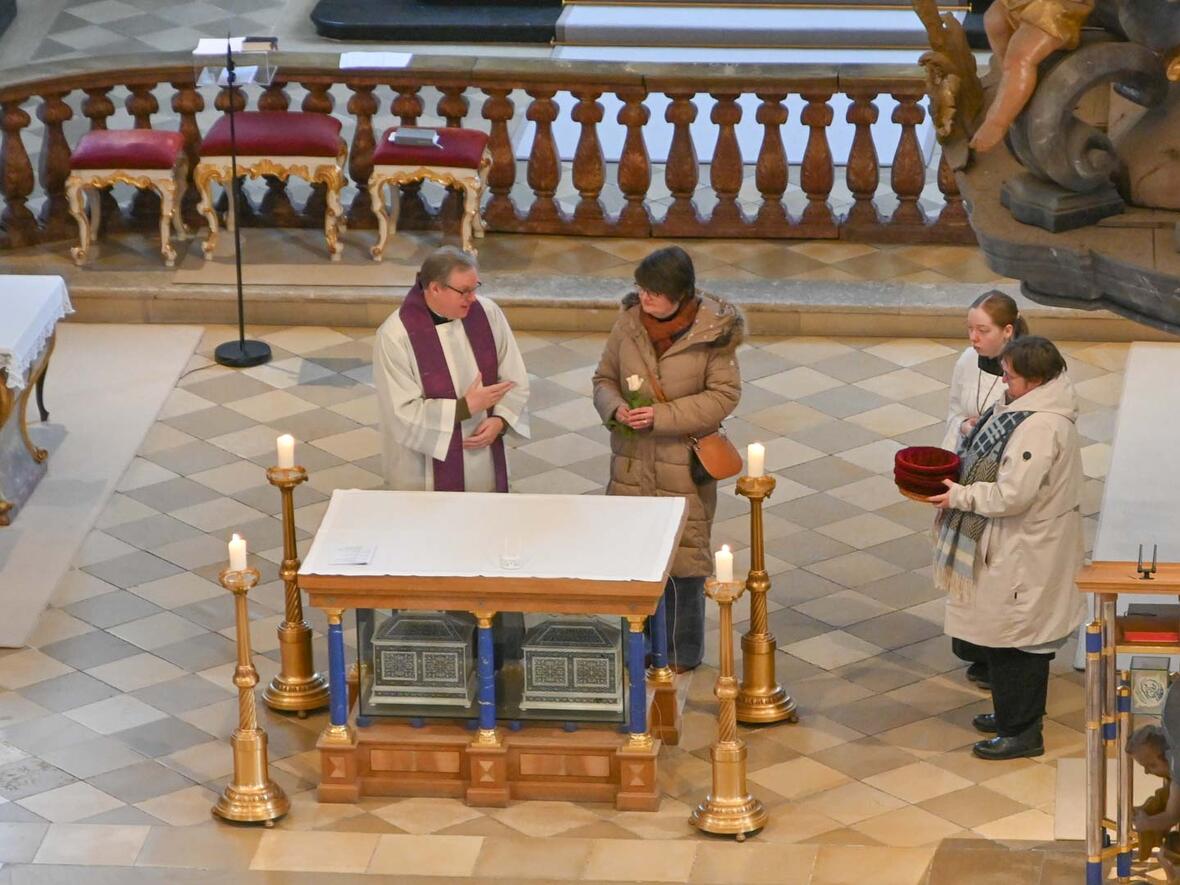 Pfarrer Kohler dankte Frau Dr. Flachsbarth auch mit einer Rose. Am 4. Fastensonntag ist die Rosenaktion der Kath. Landjugendbewegung