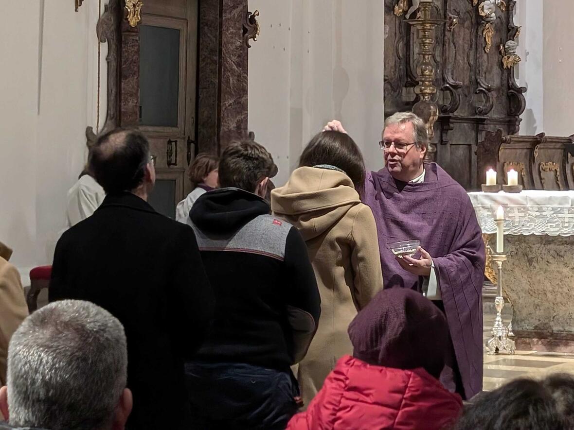 Pfarrer Herbert Kohler legt den Gläubigen das Aschekreuz auf.