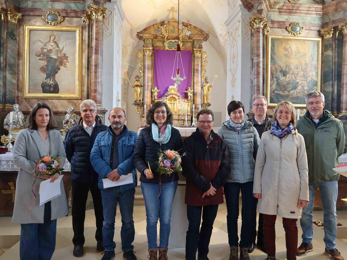 Gruppenbild der Kirchenverwaltung Ried mit den ausscheidenden Ehrenamtlichen.