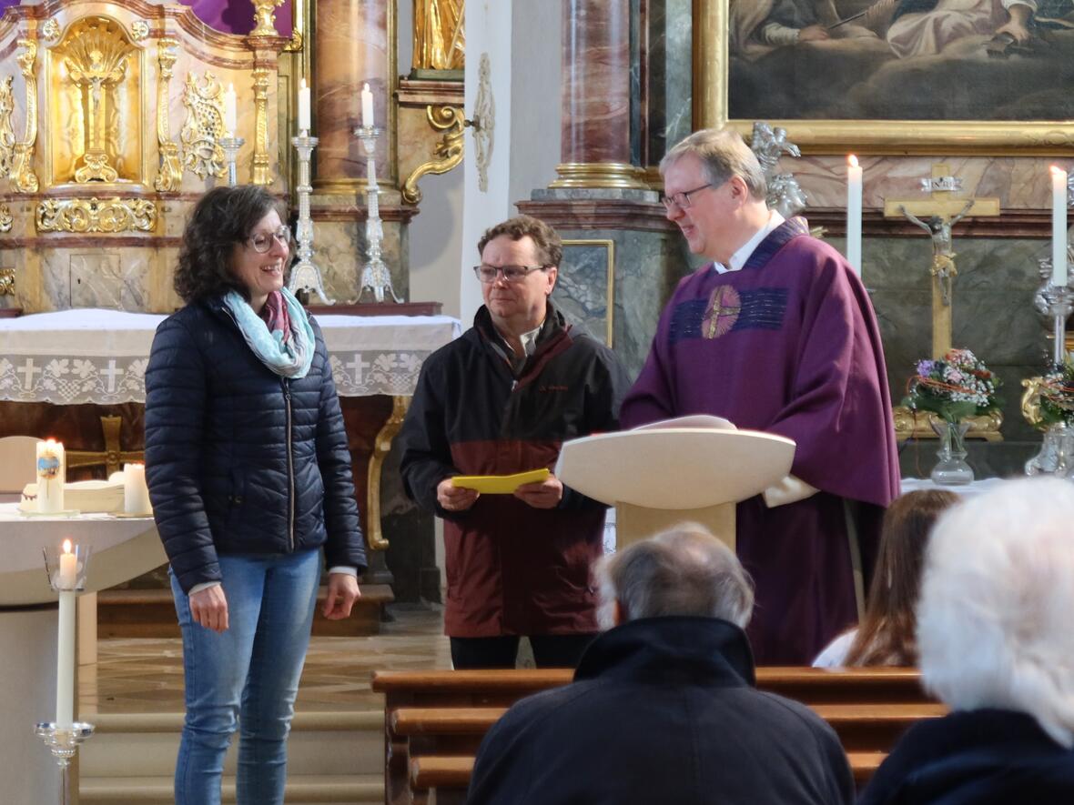 Kirchenpfleger Helmut Mayer und Pfarrer Herbert Kohler dankten Birgit Rein ...