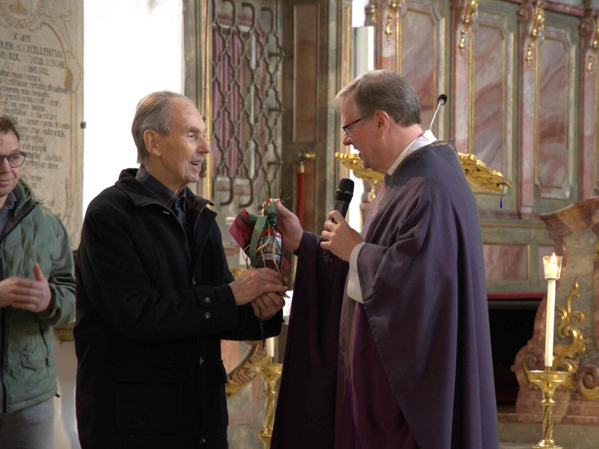 Ein kleines Dankeschön für viele Jahre in der Kirchenverwaltung für Hr. Habermeyer