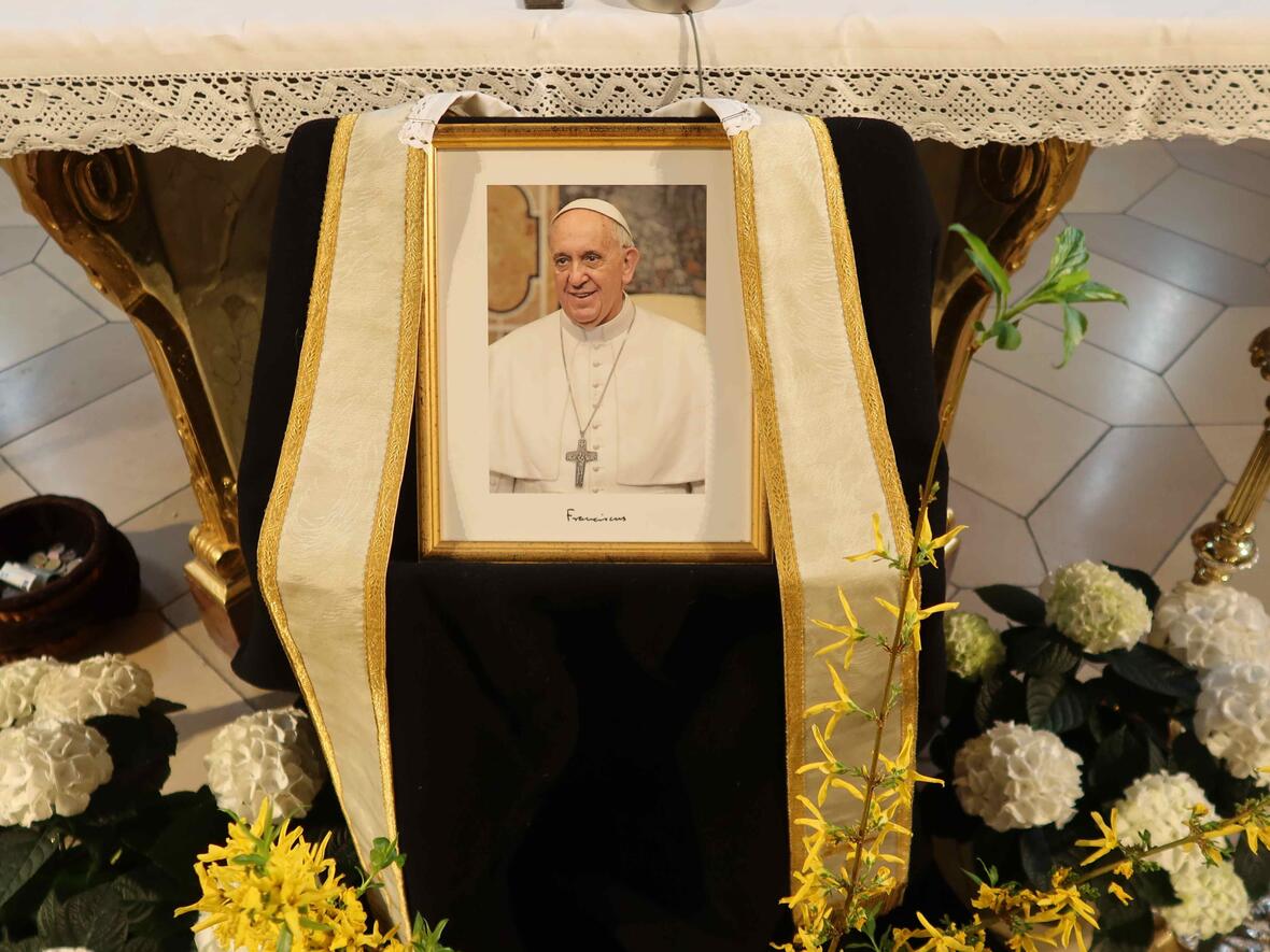 Die Vorabendmesse in Hl. Geist stand ganz im Zeichen des Gedenkens an Papst Franziskus.