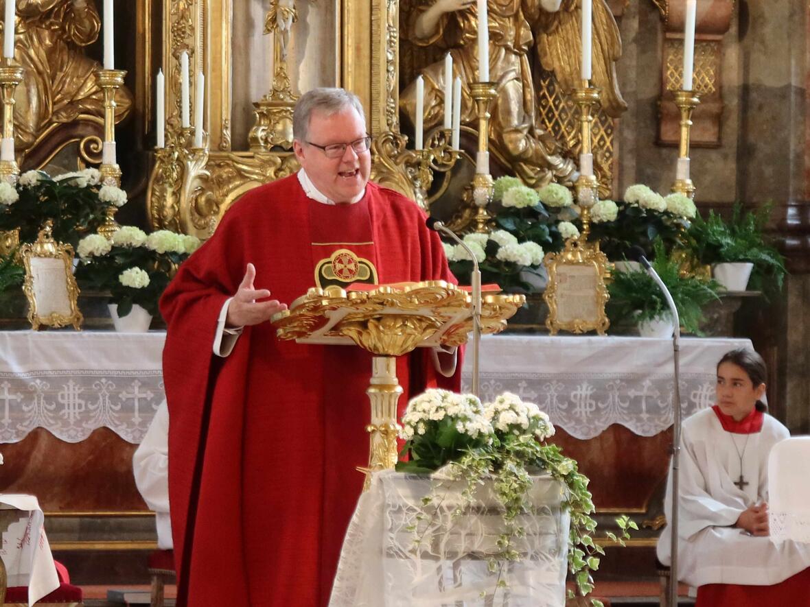 Pfarrer Herbert Kohler bei seiner Predigt über das Wirken des Hl. Geistes
