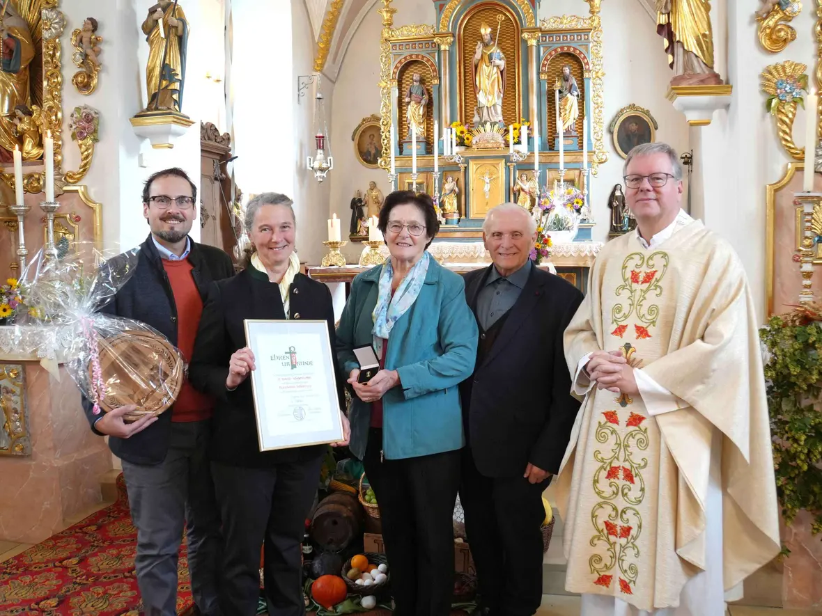 Bild: v. l. Christian Karmann Pfarrgemeinderatsvorsitzender, Hedwig Brüderle vom Mesnerverband, die Jubilarin Emilie Felbermeir, Alfons Felbermeir Kirchenpfleger und Pfarrer Herbert Kohler