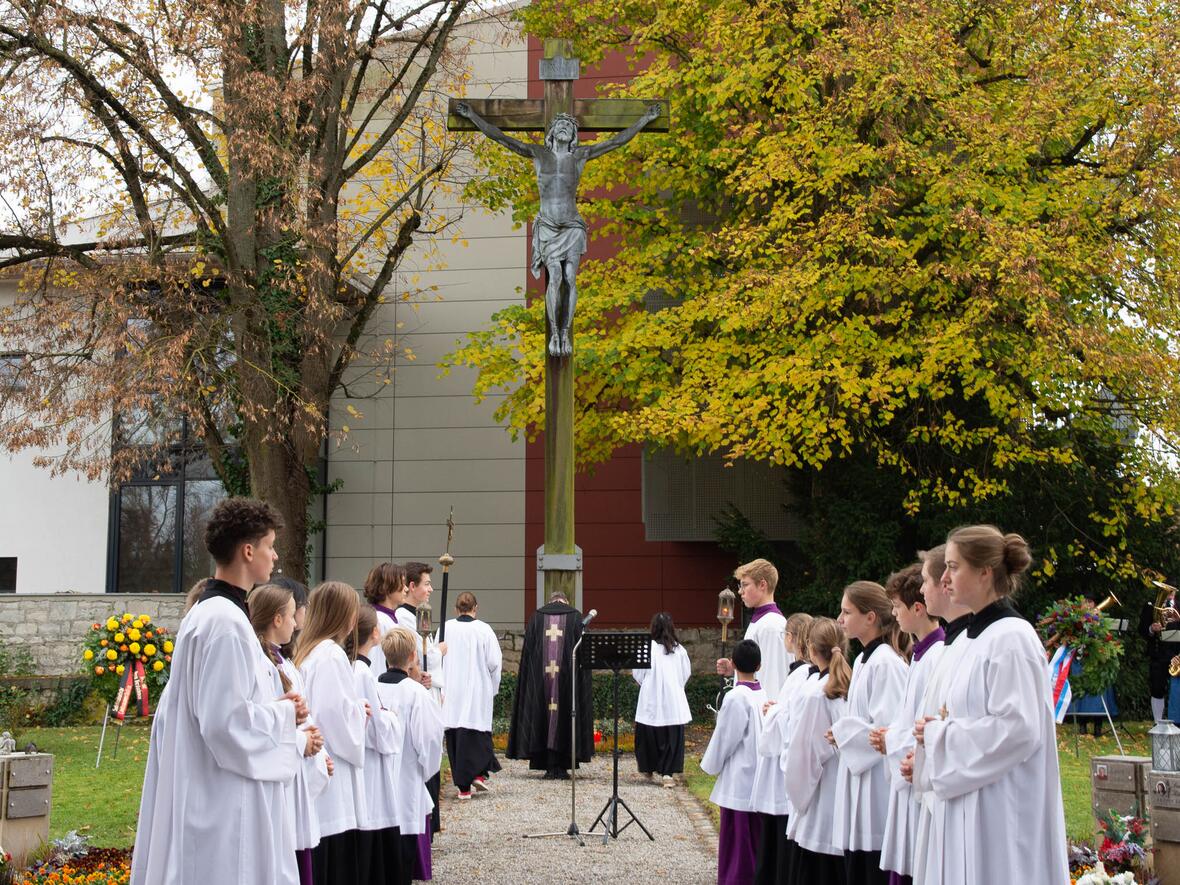 Verbeugung vor dem Kreuz