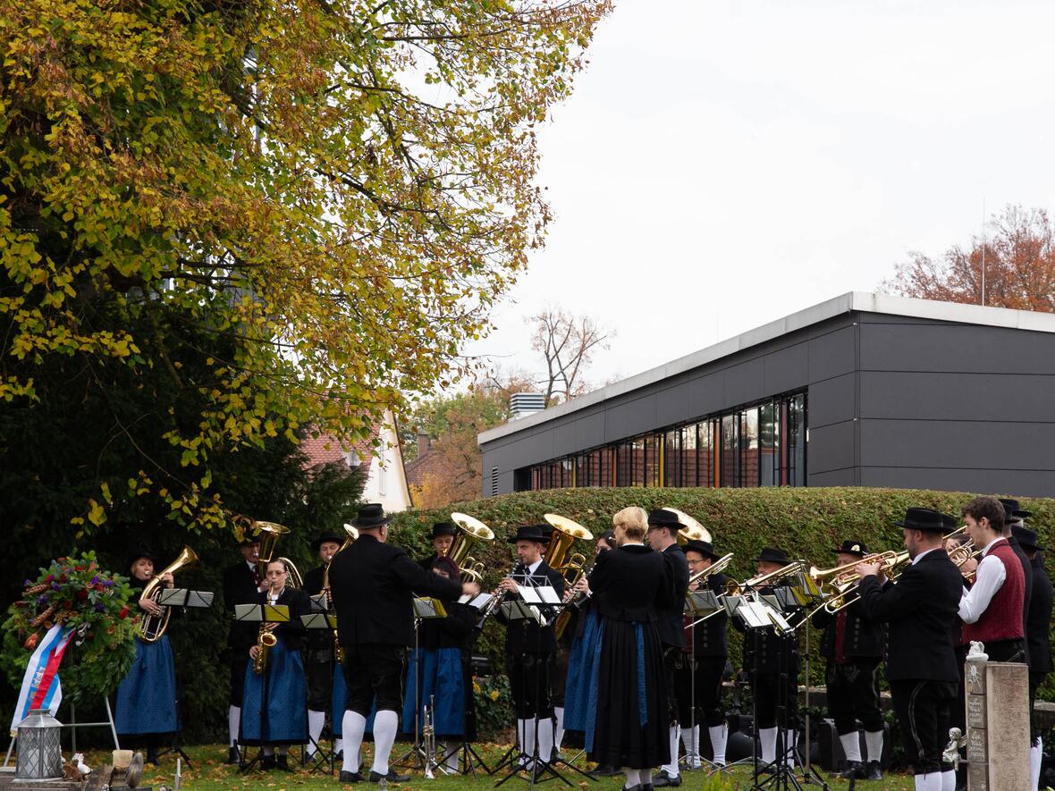Eine große Delegation der Stadtkapelle begleitete das Totengedenken.