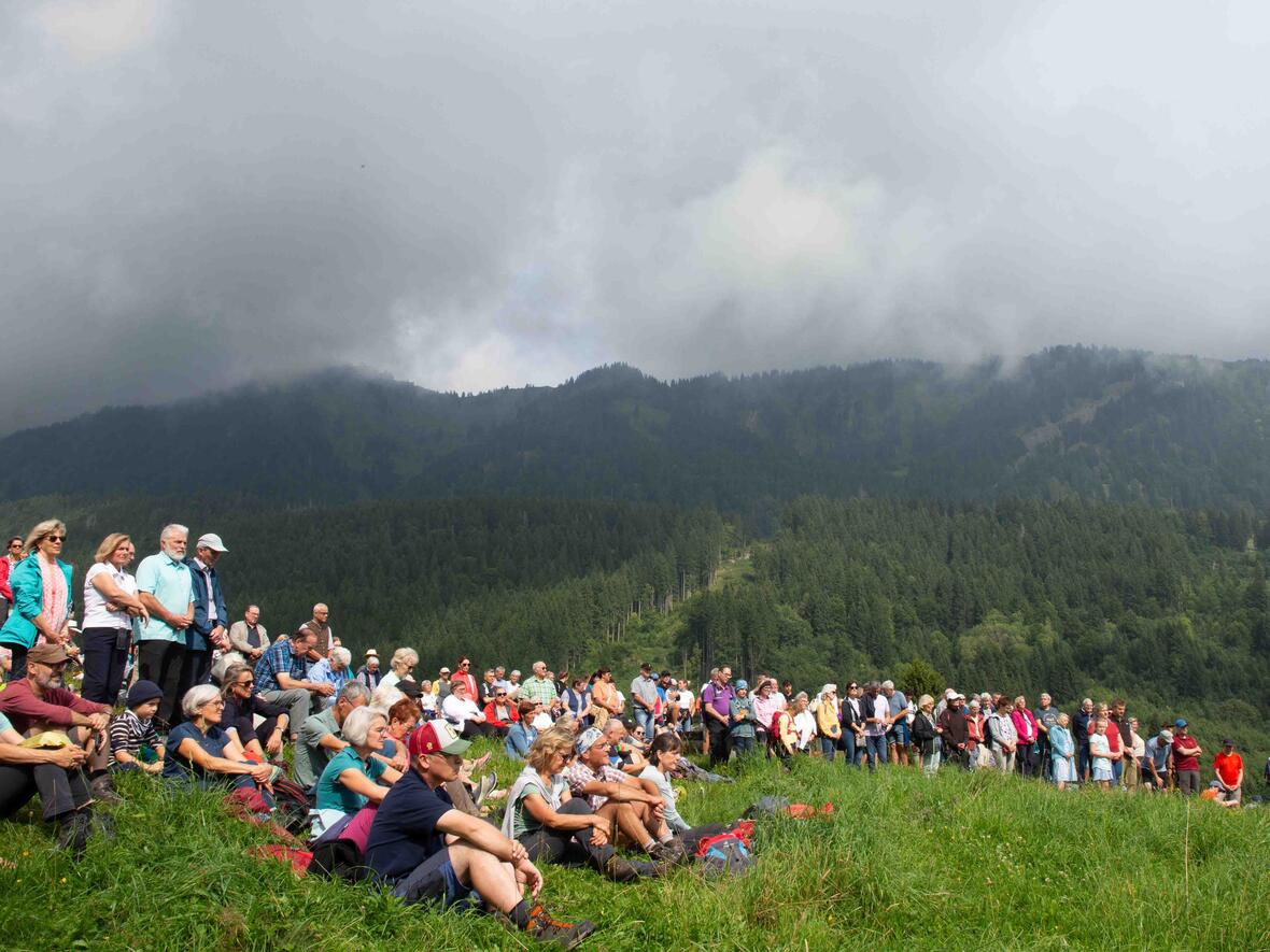 Dunkle Wolken über der Naglflüh - aber über der Bergmesse schien die Sonne.