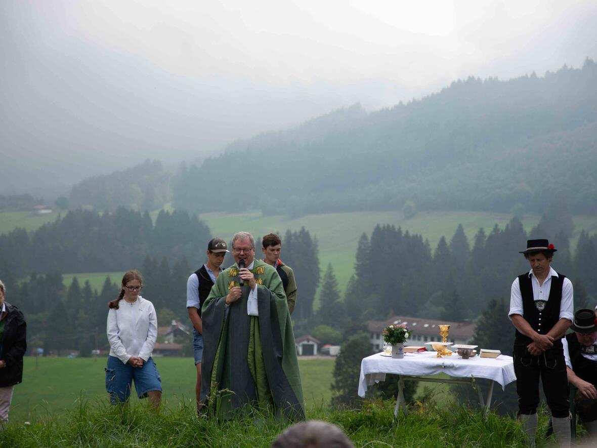 Pfarrer Herbert Kohler beim "Heimspiel" auf der Bergmesse beim Gerstenbrändle
