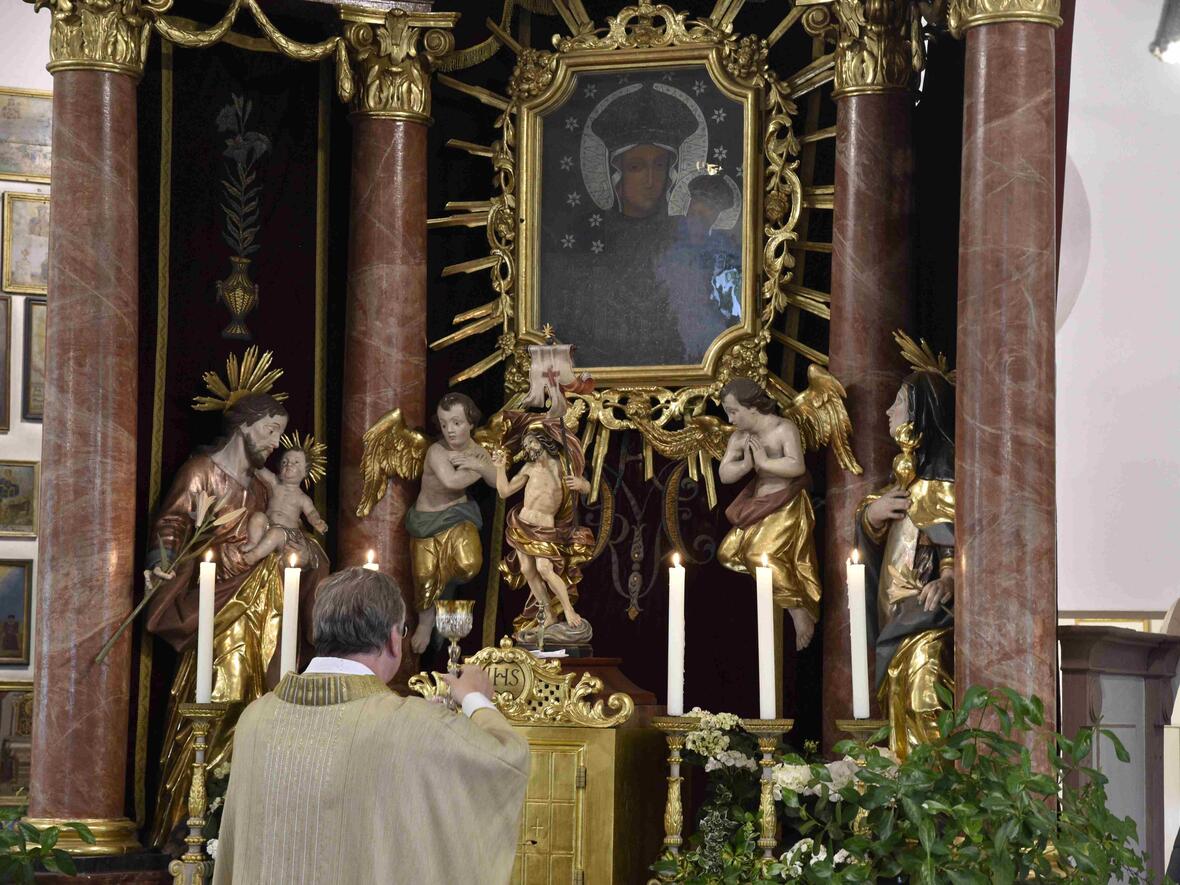 Den Auferstanden und die Gottesmutter im Blick.