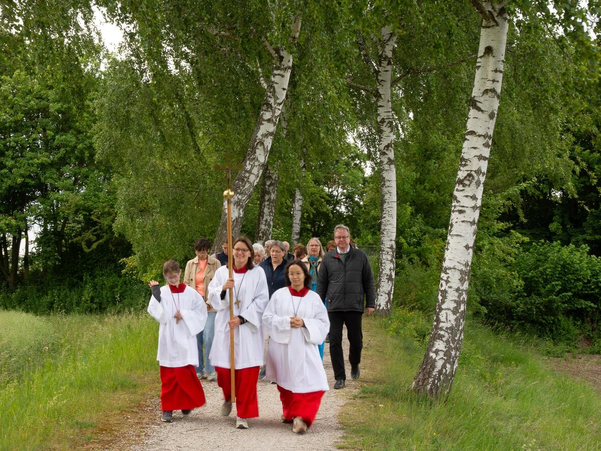 Ministrantinnen trugen das Kreuz den Bittgängern voran ...