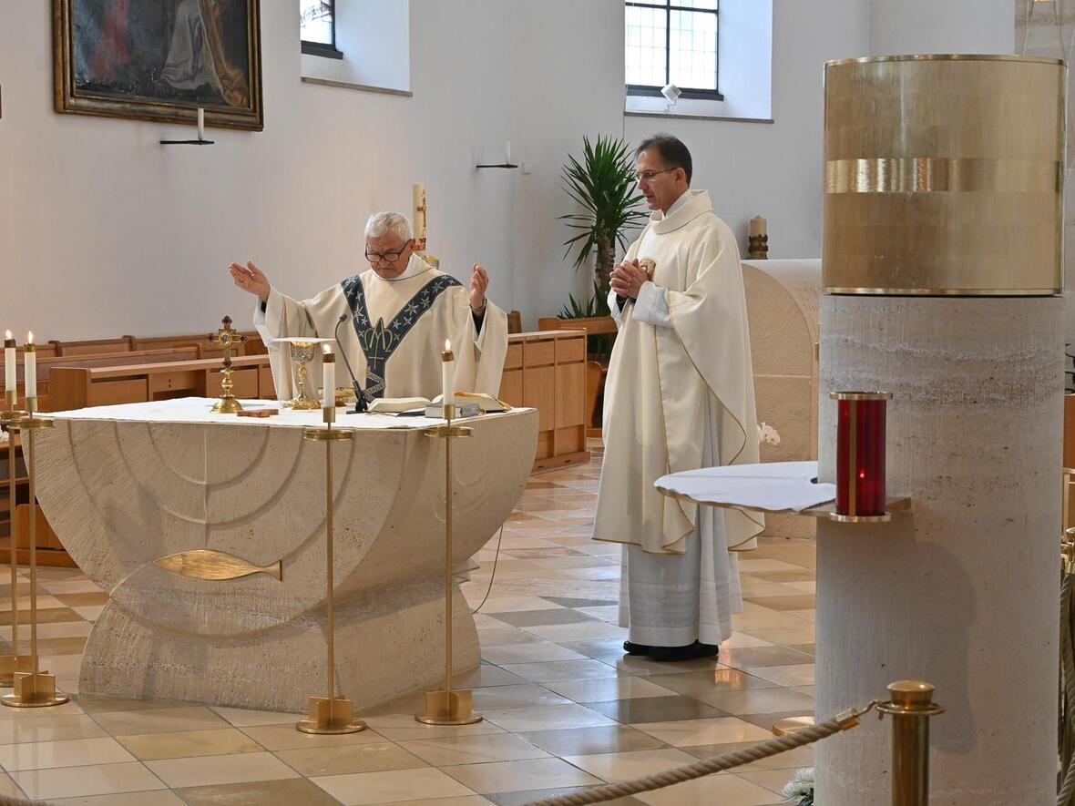Kaplan Reissner Konzelebrant in der St. Konrad Kirche 789