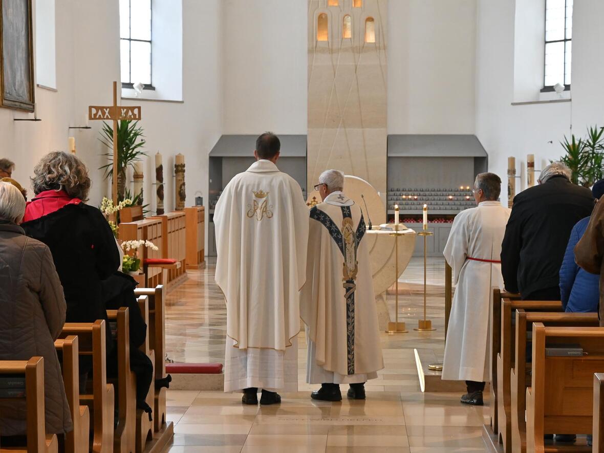 Vor dem Auszug das Lied der Schwarzen Madonna von Tschenstochau auf Wunsch des polnischen Pfarrers i. R. Andreas Pela