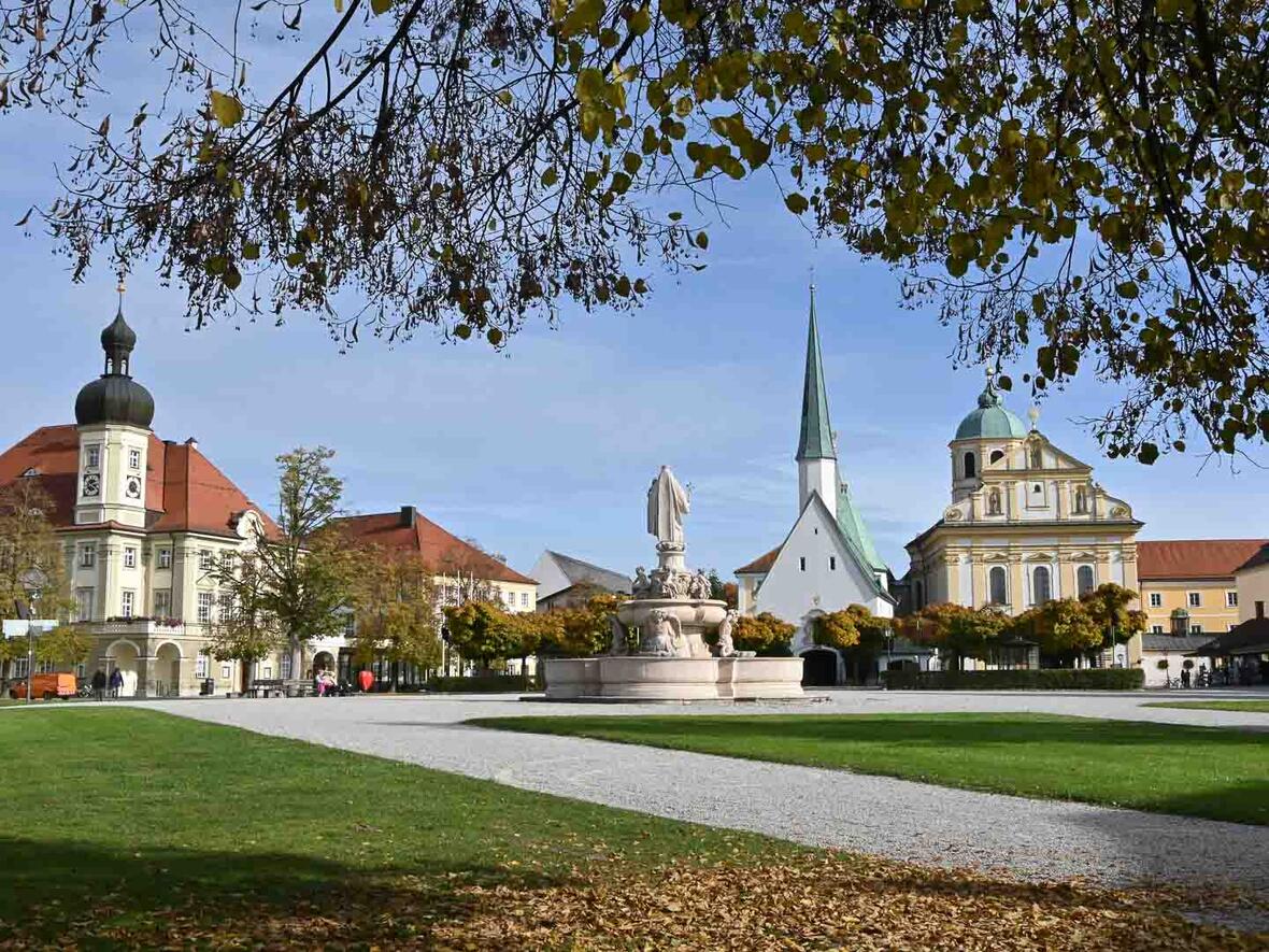 Herbststimmung auf dem Kapellenplatz mit der Gnadenkapelle und der St. Magdalena Kirche, links das Rathaus