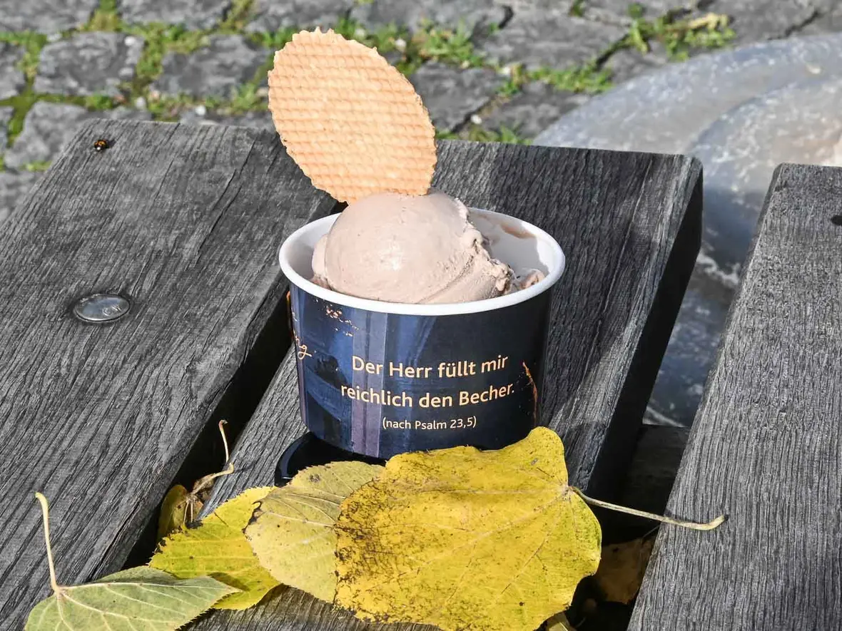 Auch das ist Altötting. Psalm 23, 5 im Original: Du deckst mir den Tisch vor den Augen meiner Feinde. Du hast mein Haupt mit Öl gesalbt, übervoll ist mein Becher.