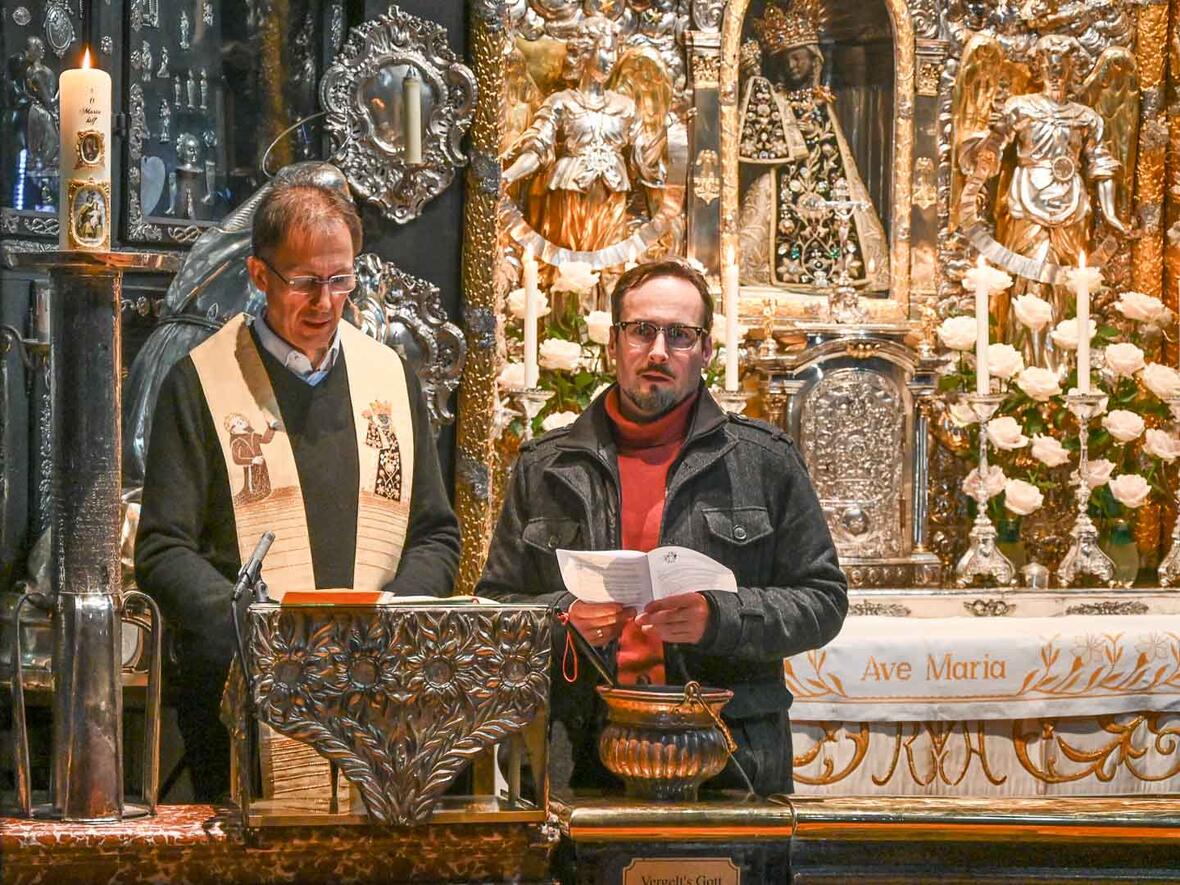 Kaplan Richard Reissner und Christian Karman, PGR Vorsitzender der Pfarrei Wagenhofen, bei den Fürbitten.