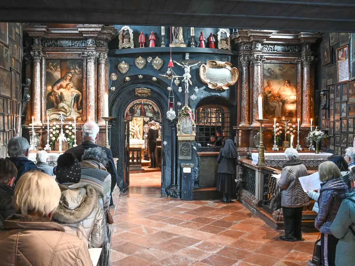 "Maria, breit' den Mantel aus"